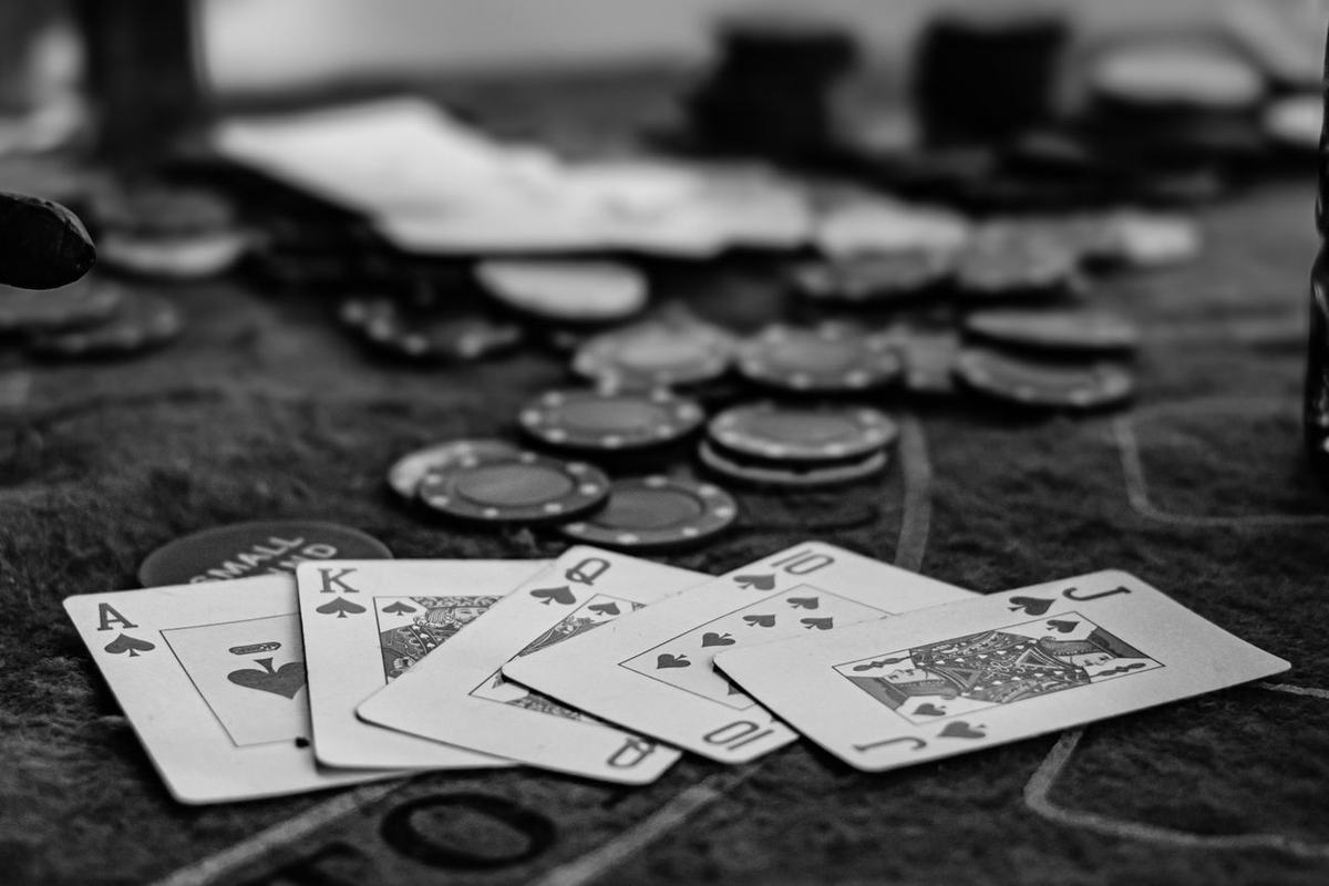 Kartu dan chip poker dalam foto hitam putih
