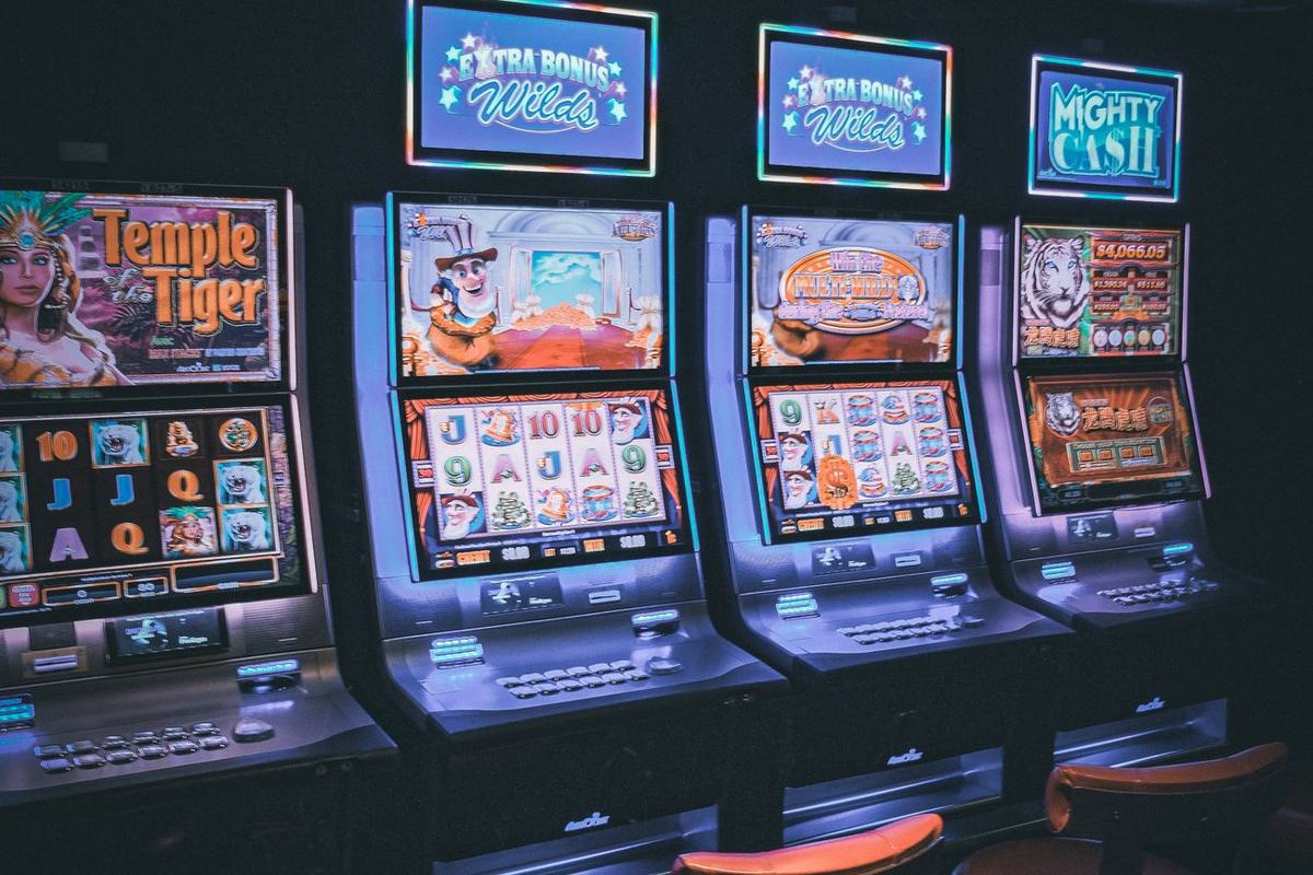 Deretan mesin slot bercahaya di dalam kasino
