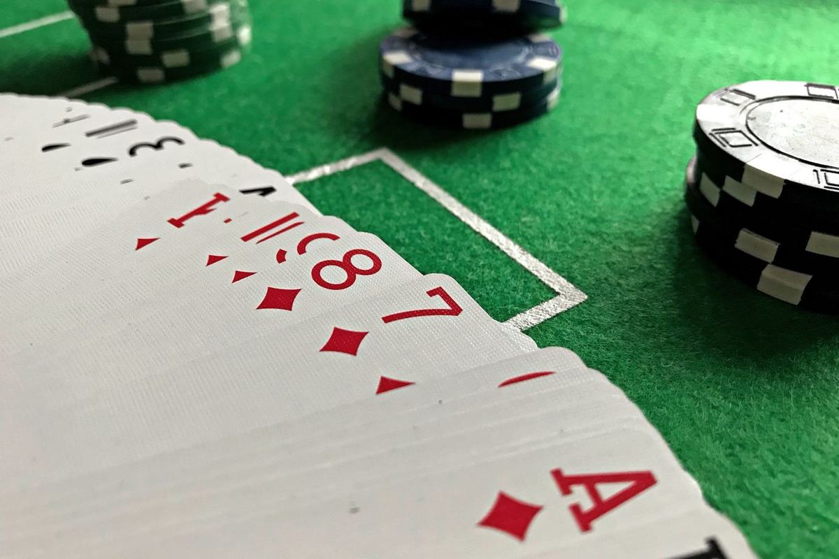 Tumpukan chip poker berwarna sebagai ilustrasi cashback